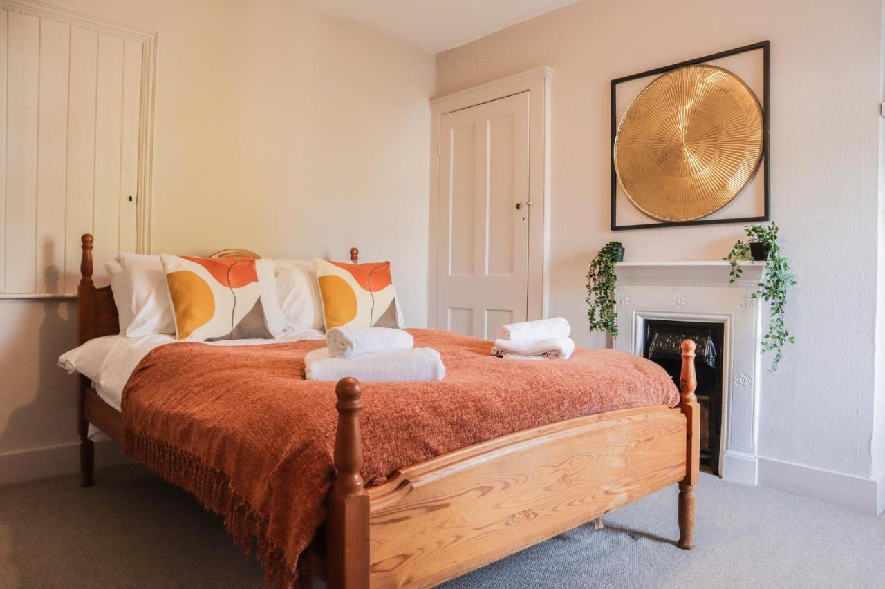 Stunning 5 Bed House In Clapham - Free Wifi! Case de vacanță Londra