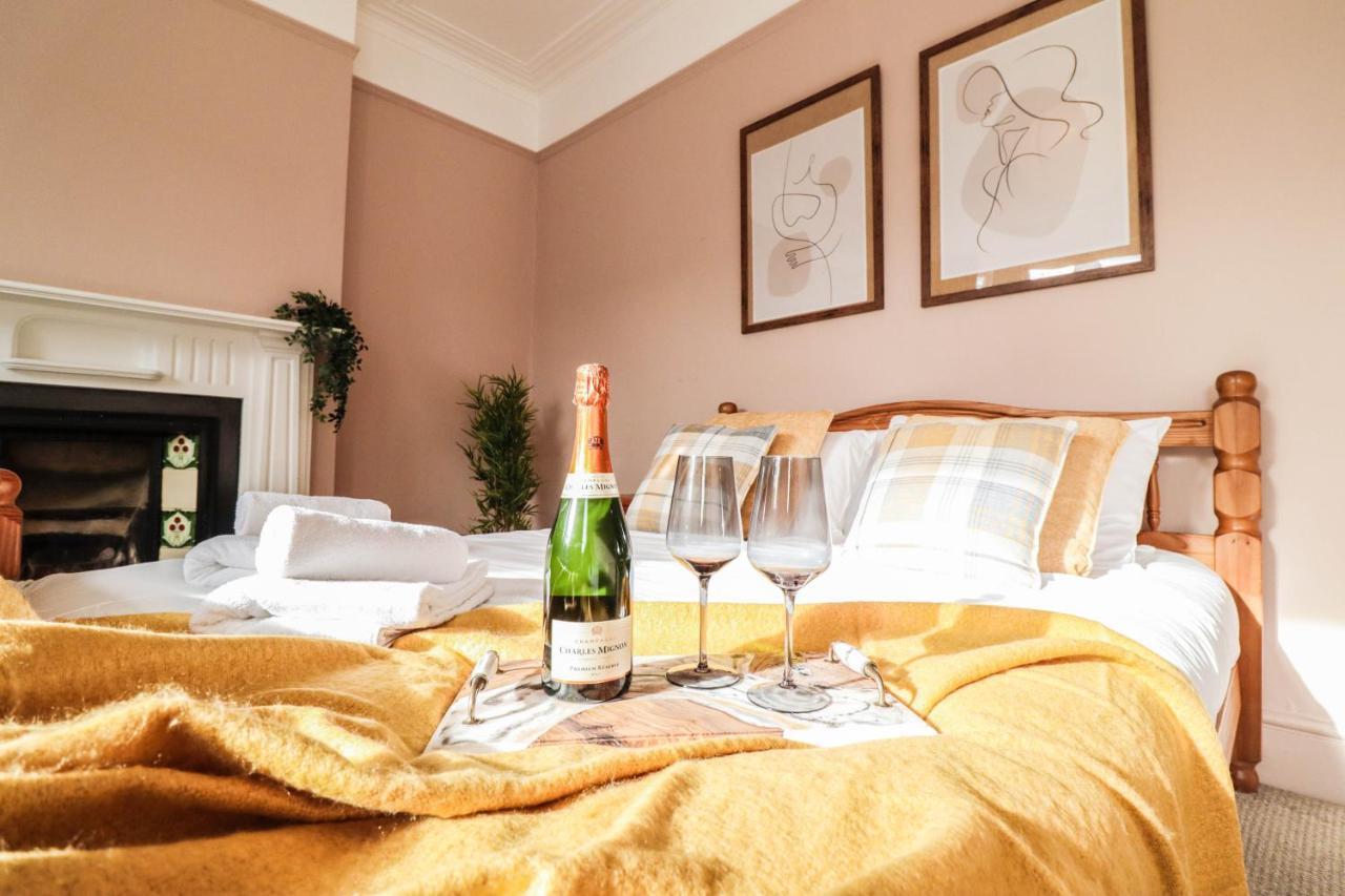 Stunning 5 Bed House In Clapham - Free Wifi! Case de vacanță Londra