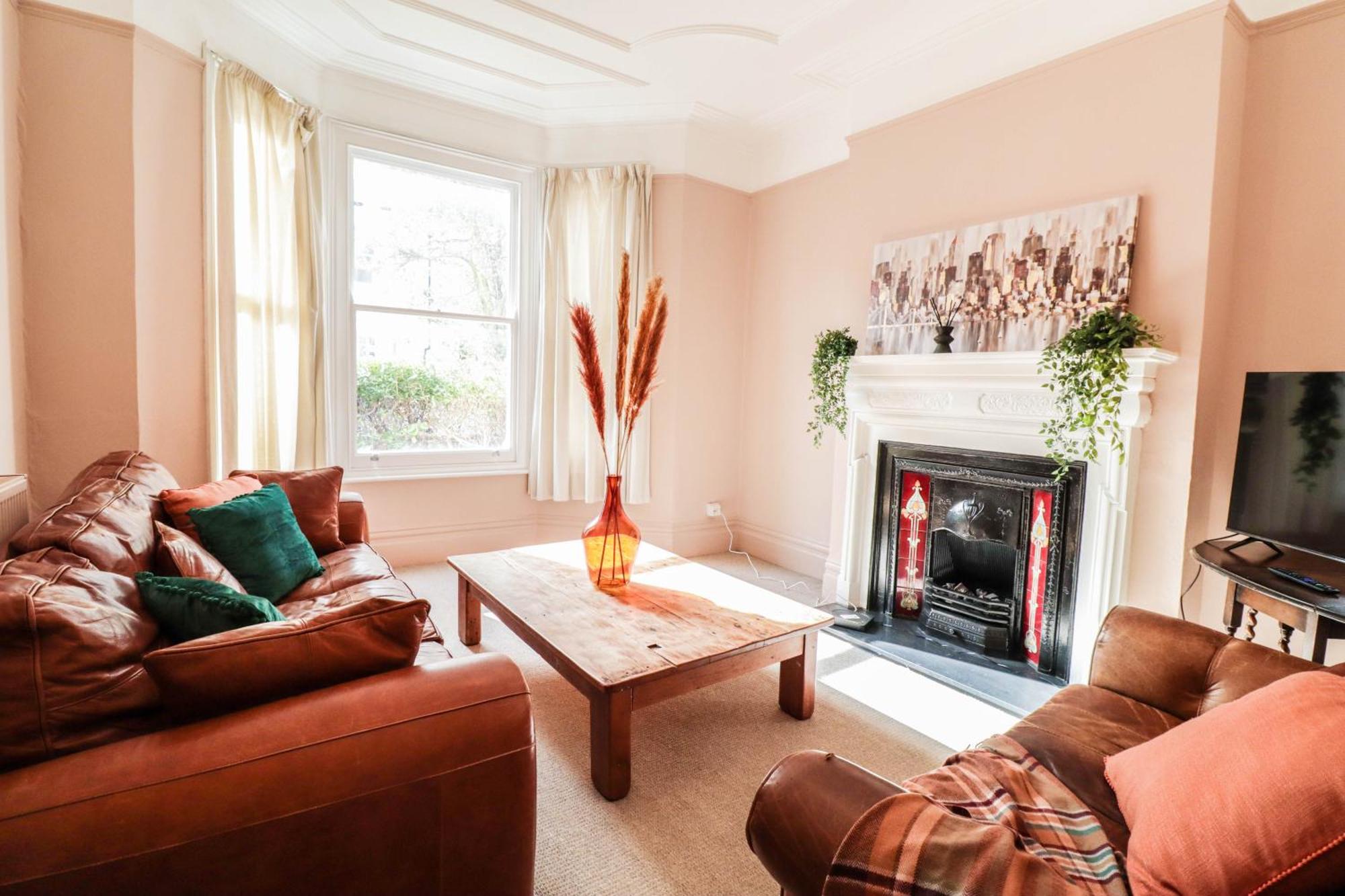 Stunning 5 Bed House In Clapham - Free Wifi! Case de vacanță