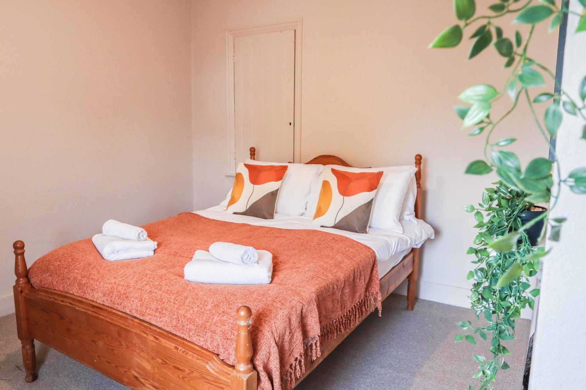 Stunning 5 Bed House In Clapham - Free Wifi! Case de vacanță *
