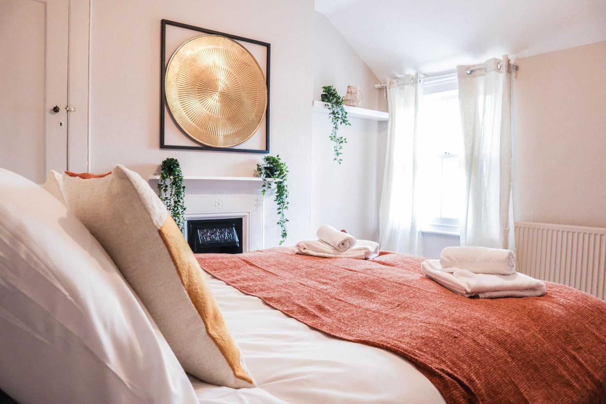 Stunning 5 Bed House In Clapham - Free Wifi! Case de vacanță