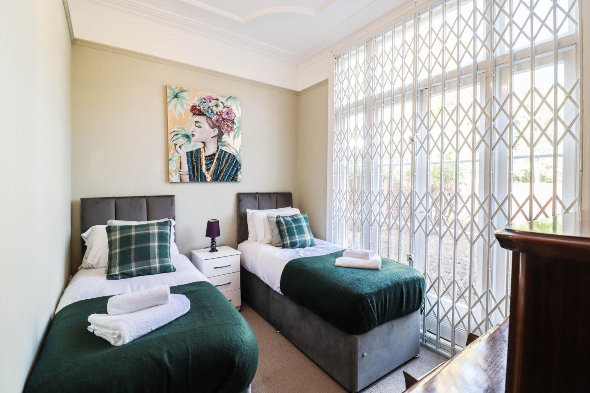 Stunning 5 Bed House In Clapham - Free Wifi! Case de vacanță