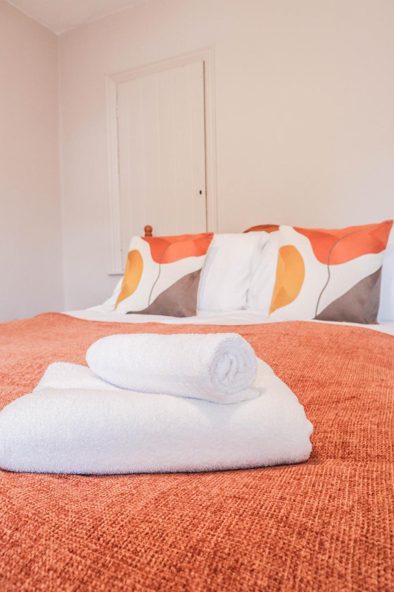 Stunning 5 Bed House In Clapham - Free Wifi! Case de vacanță *