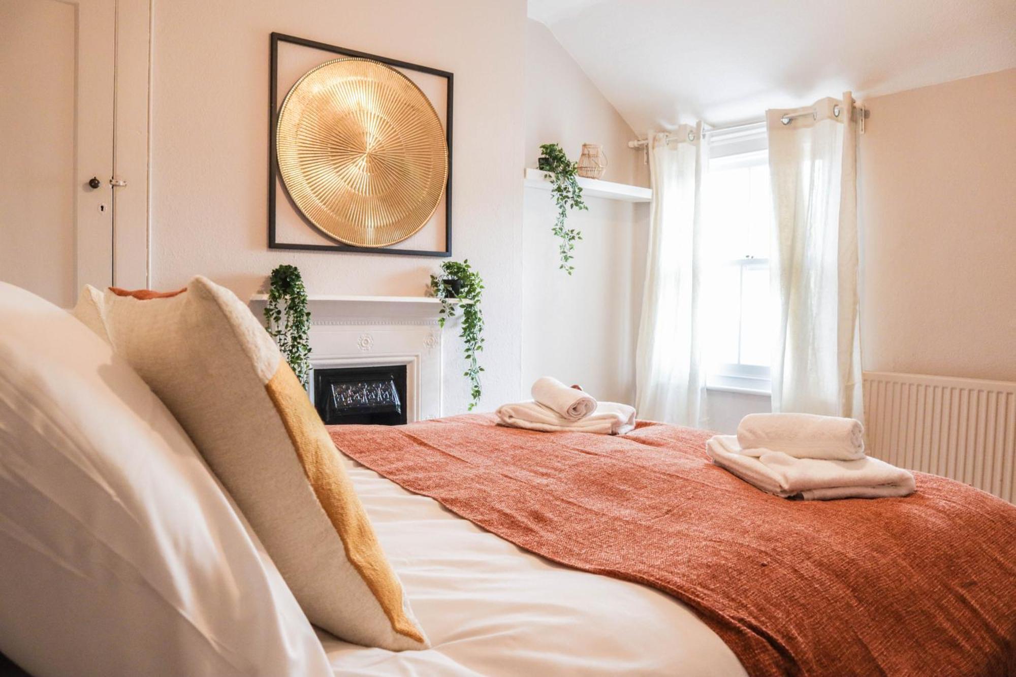 Stunning 5 Bed House In Clapham - Free Wifi! Case de vacanță Londra