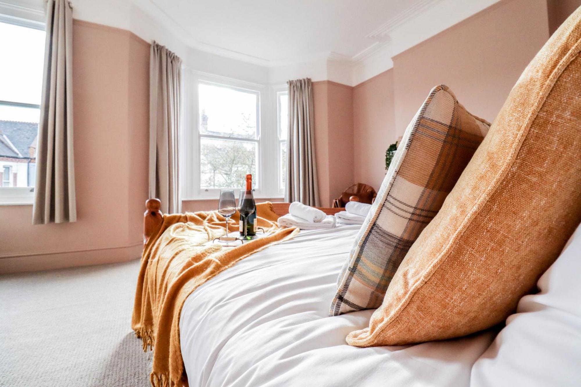 Stunning 5 Bed House In Clapham - Free Wifi! Case de vacanță *