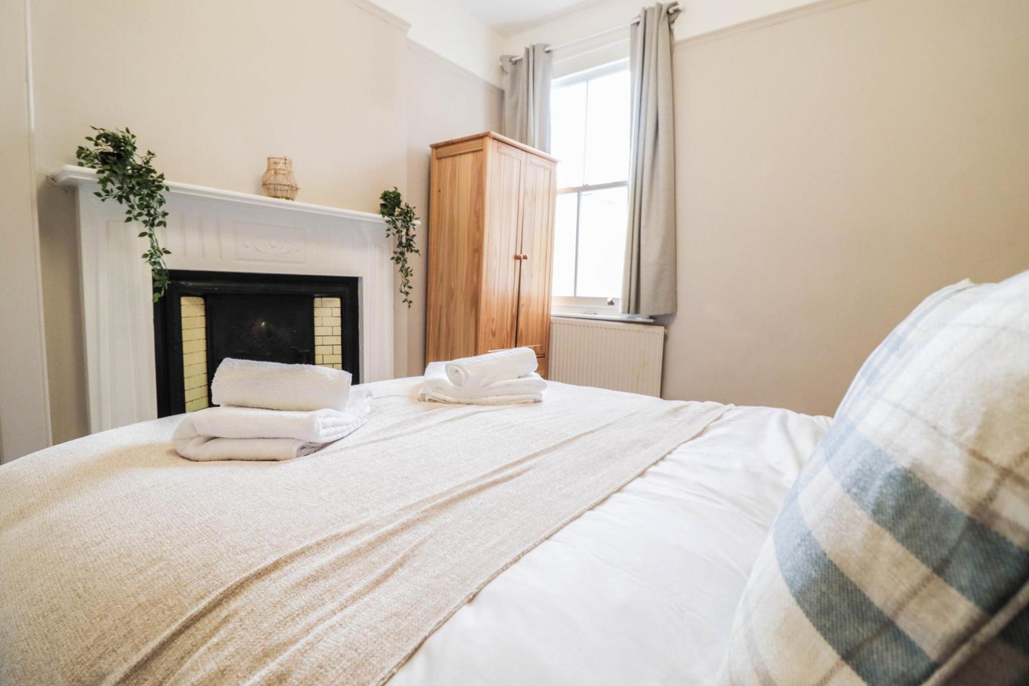 Stunning 5 Bed House In Clapham - Free Wifi! Case de vacanță