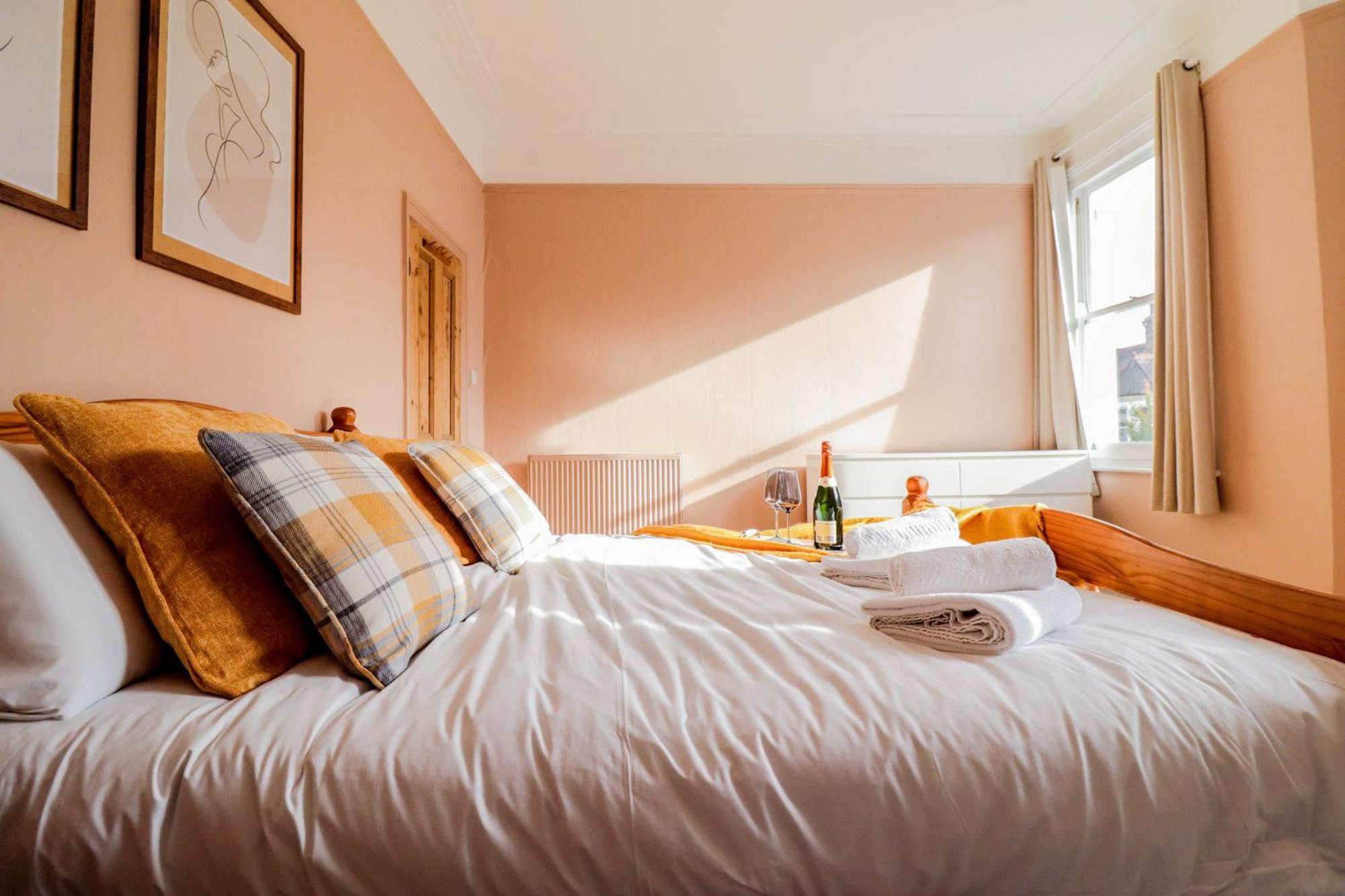 Stunning 5 Bed House In Clapham - Free Wifi! Case de vacanță Londra