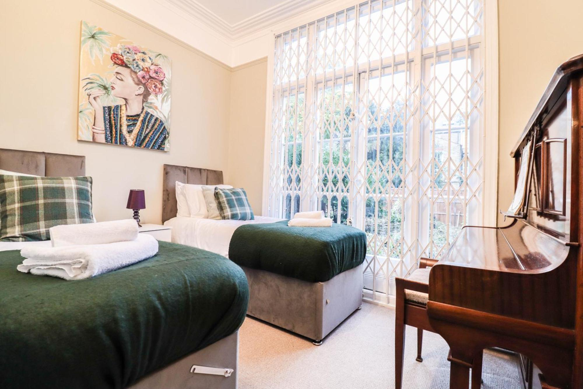 Stunning 5 Bed House In Clapham - Free Wifi! Case de vacanță